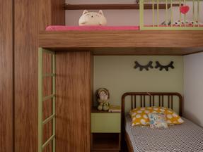 Beliche em quarto infantil com estética lúdica